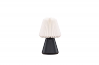 Fjällen bordlampe i sort med hvid plisseret papirskærm