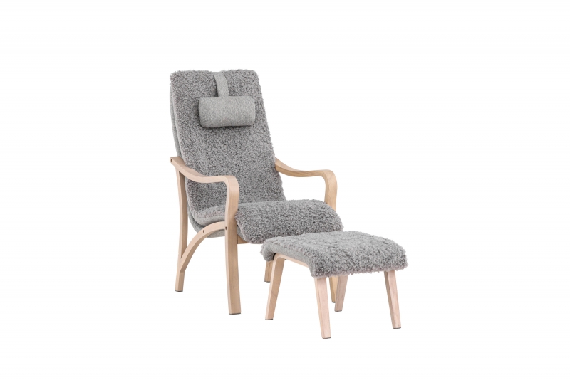 Fårö lounge lænestol med skammel i eg-finer og gråt stof