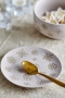 Bloomingville%20Snowie%20Tallerken%20Stent%C3%B8j%20med%20spredte%20snefnug