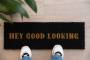 Doermaatte-med-guld-tekst-Hey-Good-Looking-75x25cm-sort-2