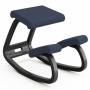 Knaestoettestol-Variable-med-blaat-stof-og-sort-stel-2