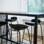 Leeds-hoejstol-barstol-med-kunstlaeder-saede-sort-1