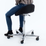 Sadelstol-med-balancesaede-og-siddehoejde-58-83-cm-sort-1