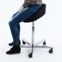 Sadelstol-med-balancesaede-og-siddehoejde-58-83-cm-sort