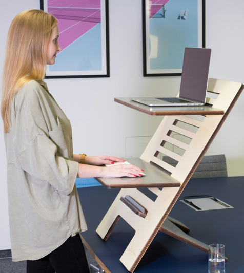 Bestil desk riser bord og få en god arbejdsstilling